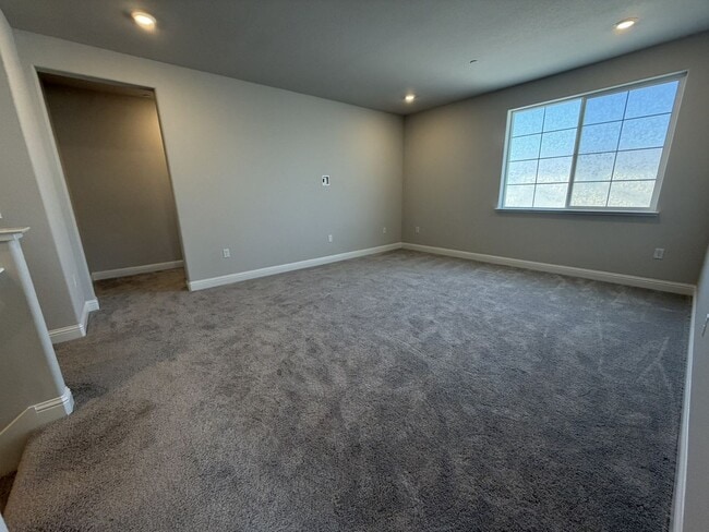 Building Photo - Beautiful 5 bedroom, 4 bathroom 2 story home in Rancho Cordova!!!