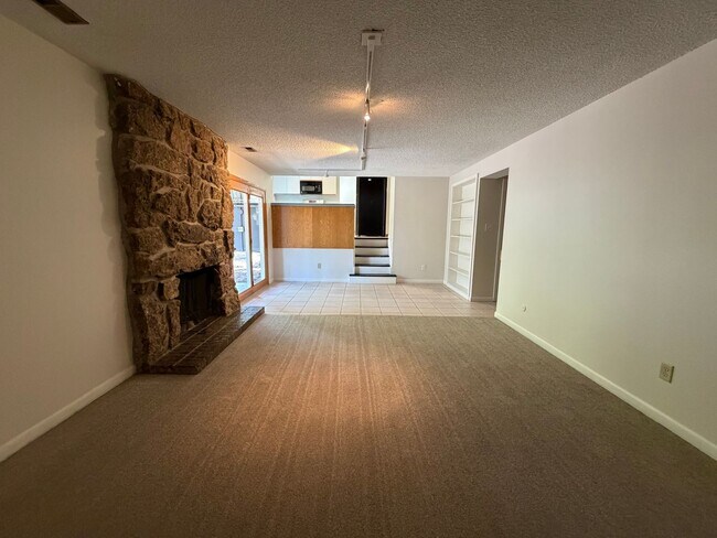 Building Photo - 1140 Cenotaph Cir
