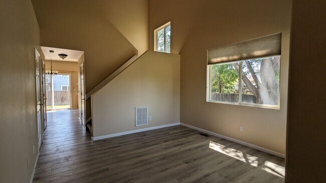 Building Photo - LOVELY TWO STORY HOME IN THE RANGE AT SPRI...