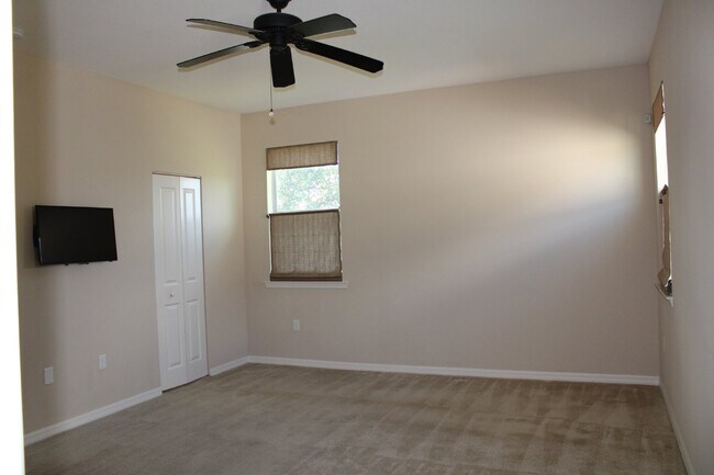 Building Photo - "Stunning 3 Bed/2 Bath Home with Lake View...