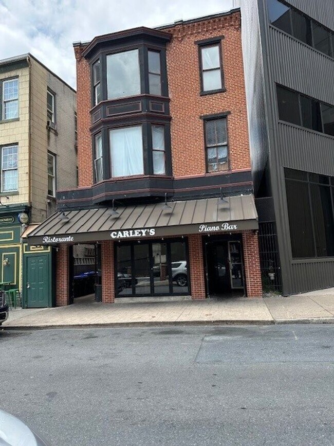 Building Photo - 204 Locust St