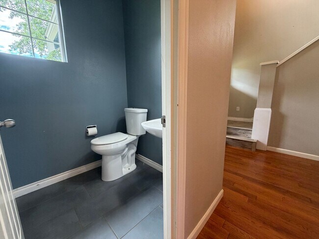 Building Photo - 3 bed DuPont Home with A/C for Rent