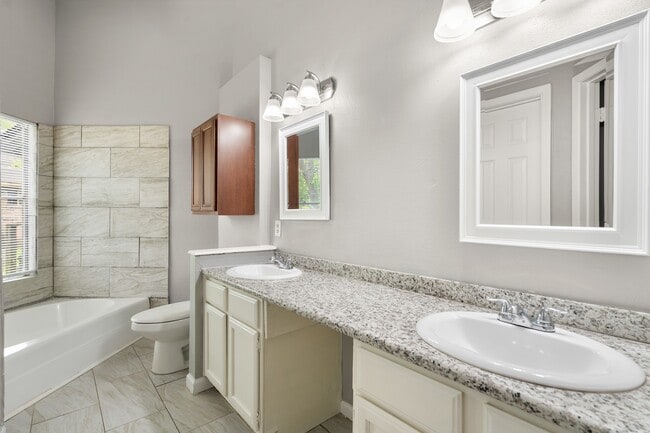 Building Photo - 2220 Spruce Dr