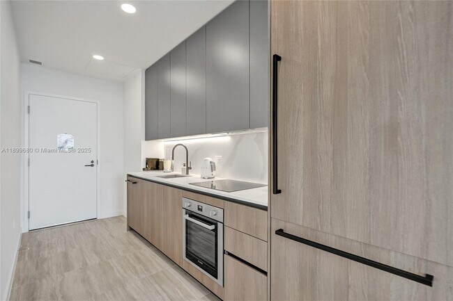 Building Photo - 580 72nd St