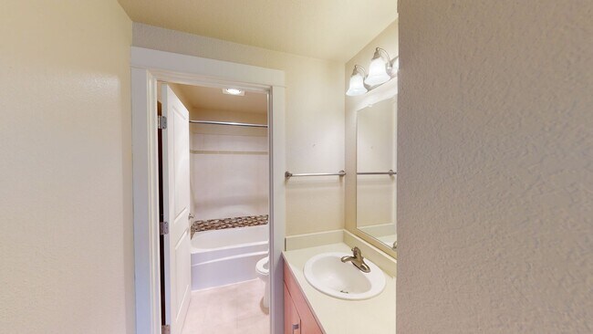 Building Photo - Charming 2-2 Condo in Moss Bay – Available April 5