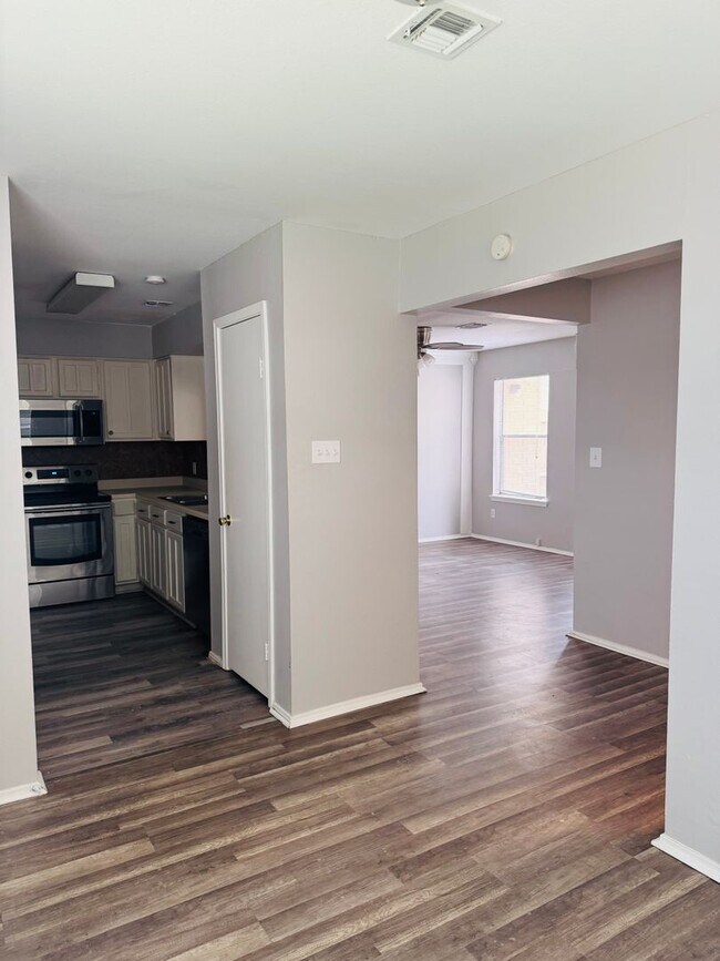 Building Photo - New Rental! 2-Story Townhome in Calallen –...