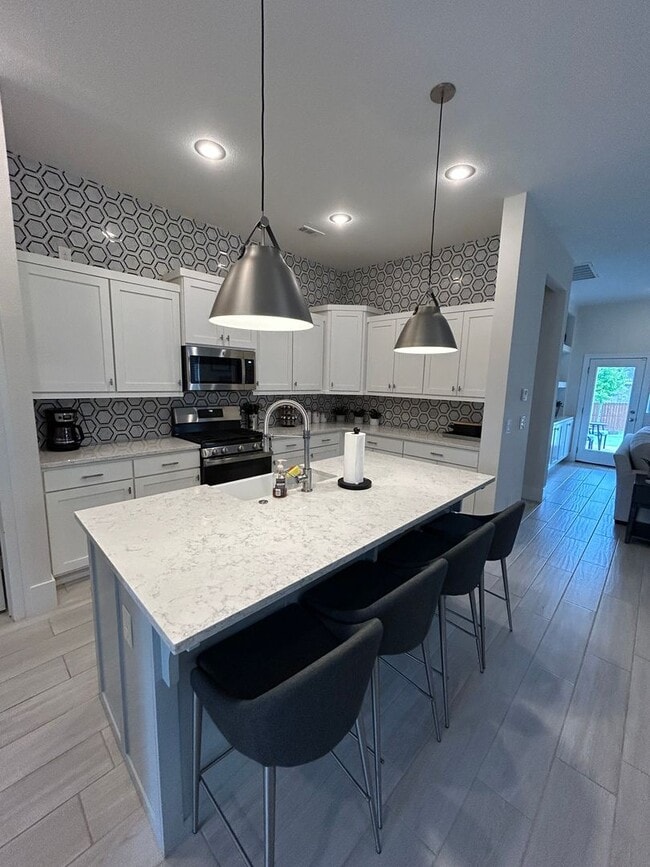Building Photo - Fully Furnished Stylish 4-Bedroom Home in ...