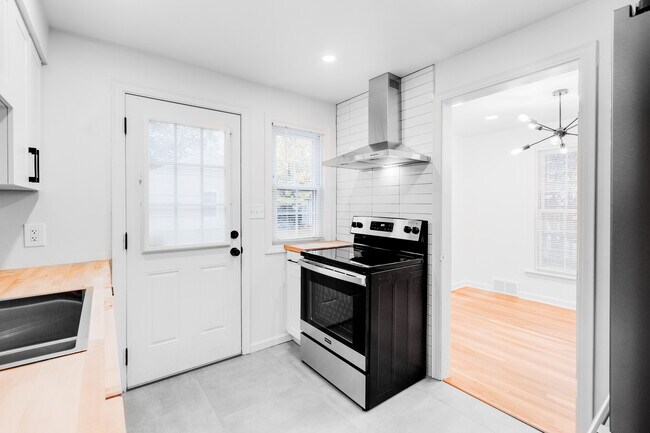 Building Photo - 148 Roselawn Ave NE