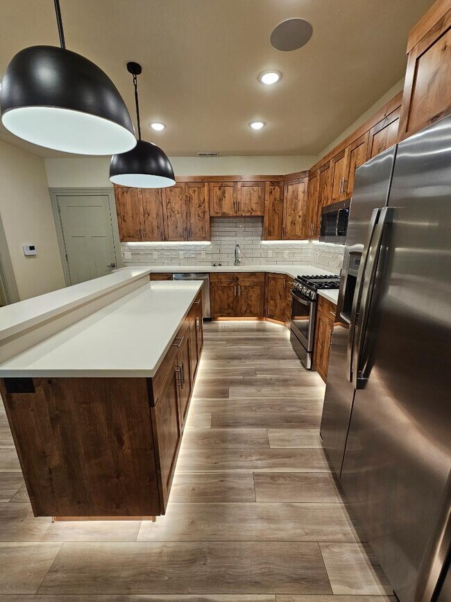 Building Photo - 876 S Lincoln Ave