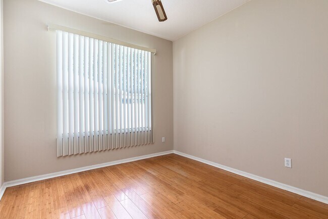 Building Photo - PRISTINE 3/2 one story home in Errol Estates!