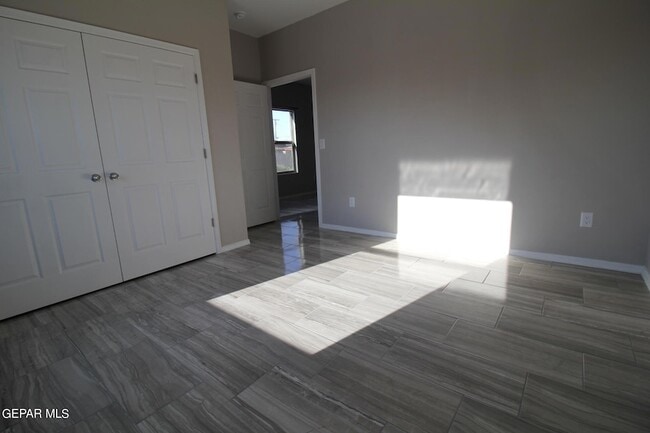 Building Photo - 517 Val Verde St