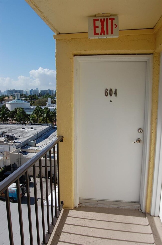 Building Photo - 1334 Collins Ave