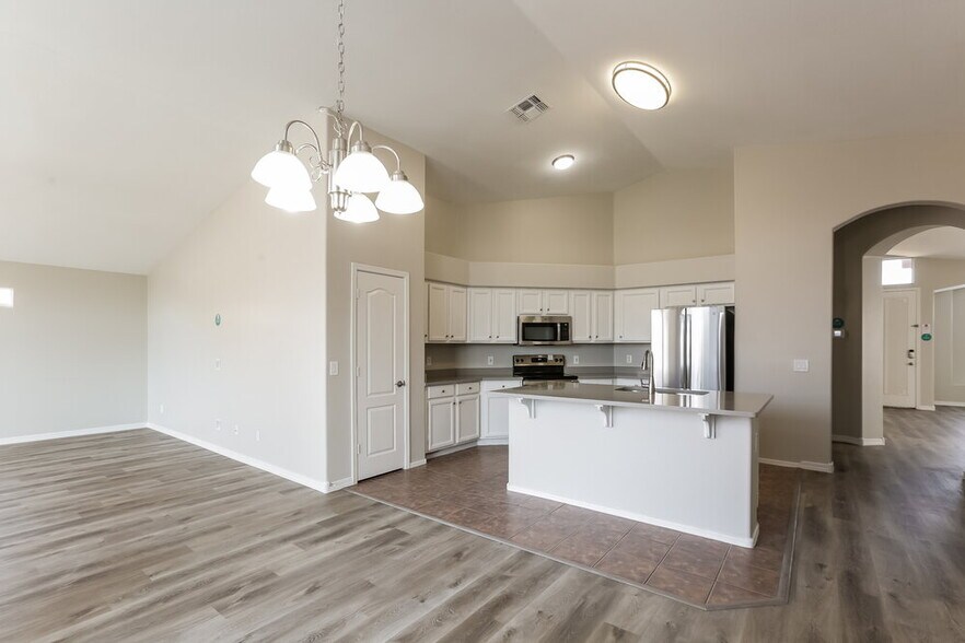 Building Photo - 1105 E Blackhawk Dr