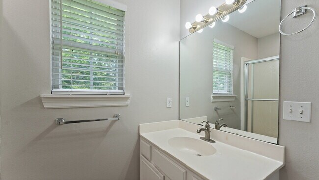 Building Photo - 905 SW Arrowhead Dr
