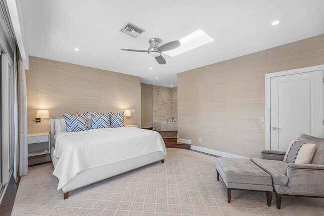 Building Photo - 811 Palm Trail