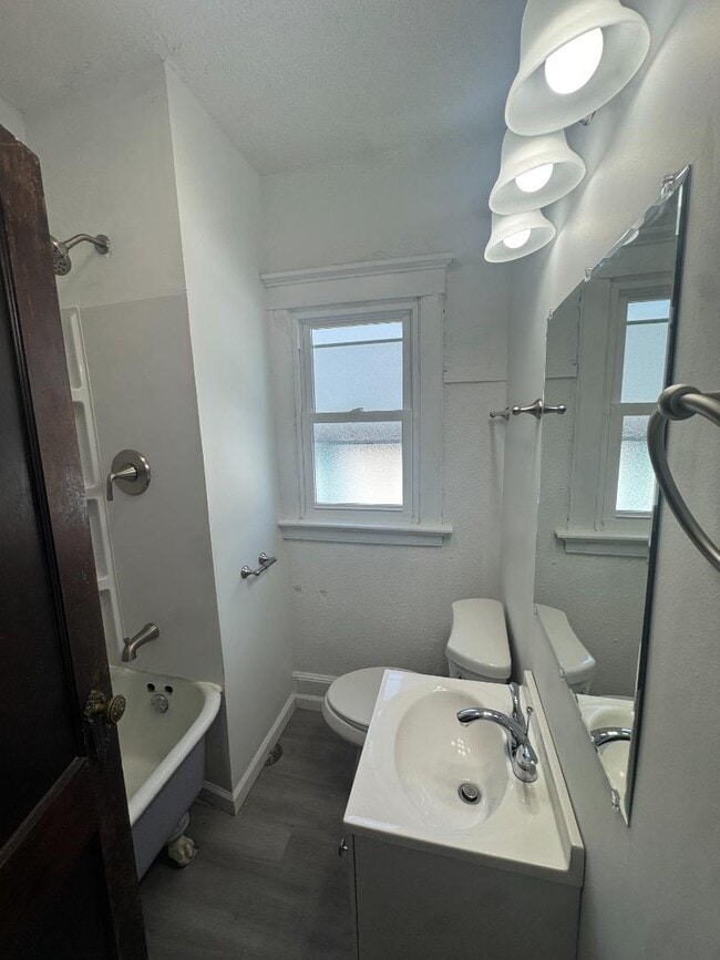 Building Photo - 504 N Roosevelt Ave