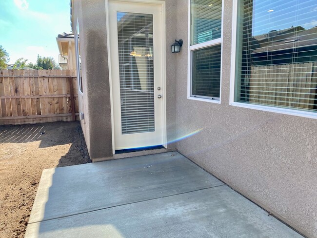 Building Photo - $2,450 Locan & Ashlan 3 Bedroom - Ashlan a...
