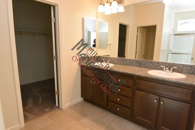 Building Photo - Newer 3bedroom/2bath in Tulare.