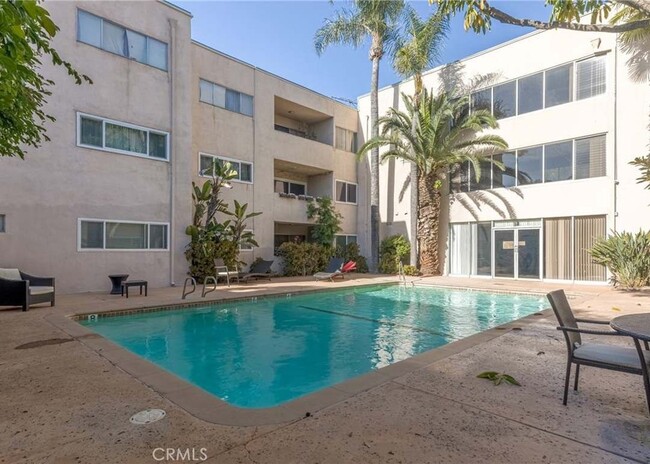 Building Photo - 5411 Tyrone Ave
