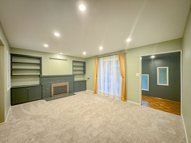 Building Photo - Beautiful 3bd 2 ba House