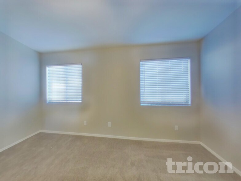 Building Photo - 525 N Val Vista Dr