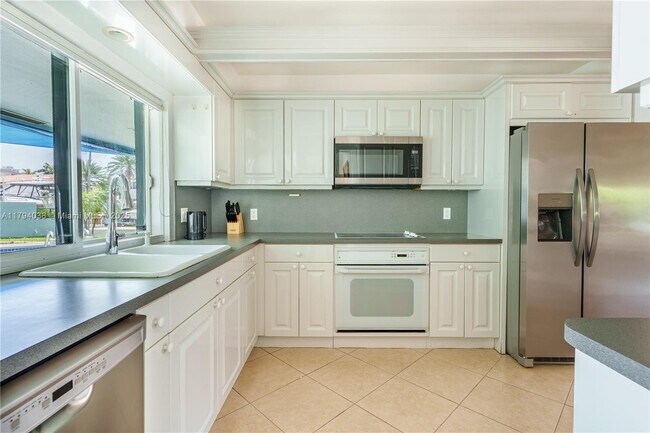 Building Photo - 3080 NE 43rd St