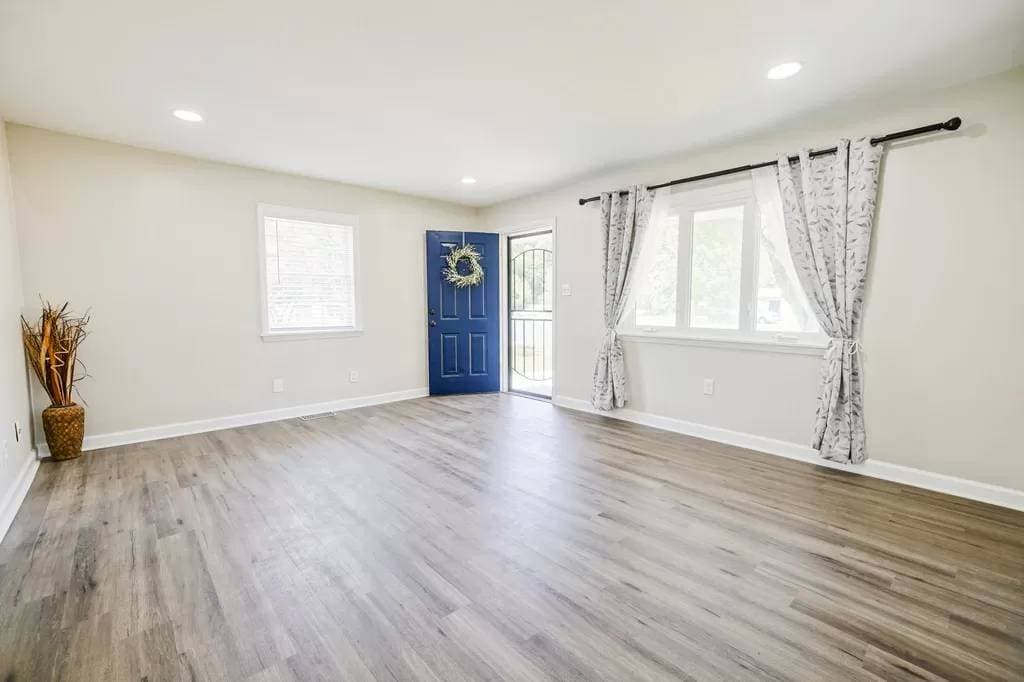 Building Photo - 2106 Longleaf Dr