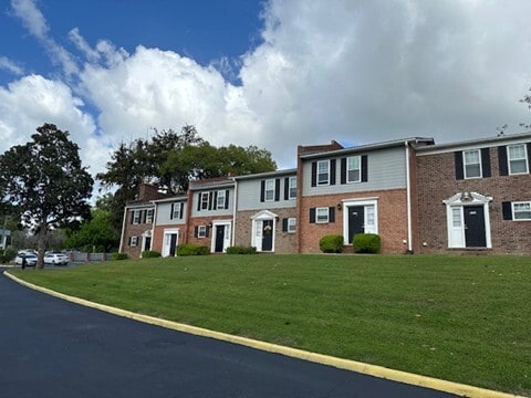 Building Photo - Live Oaks at 275