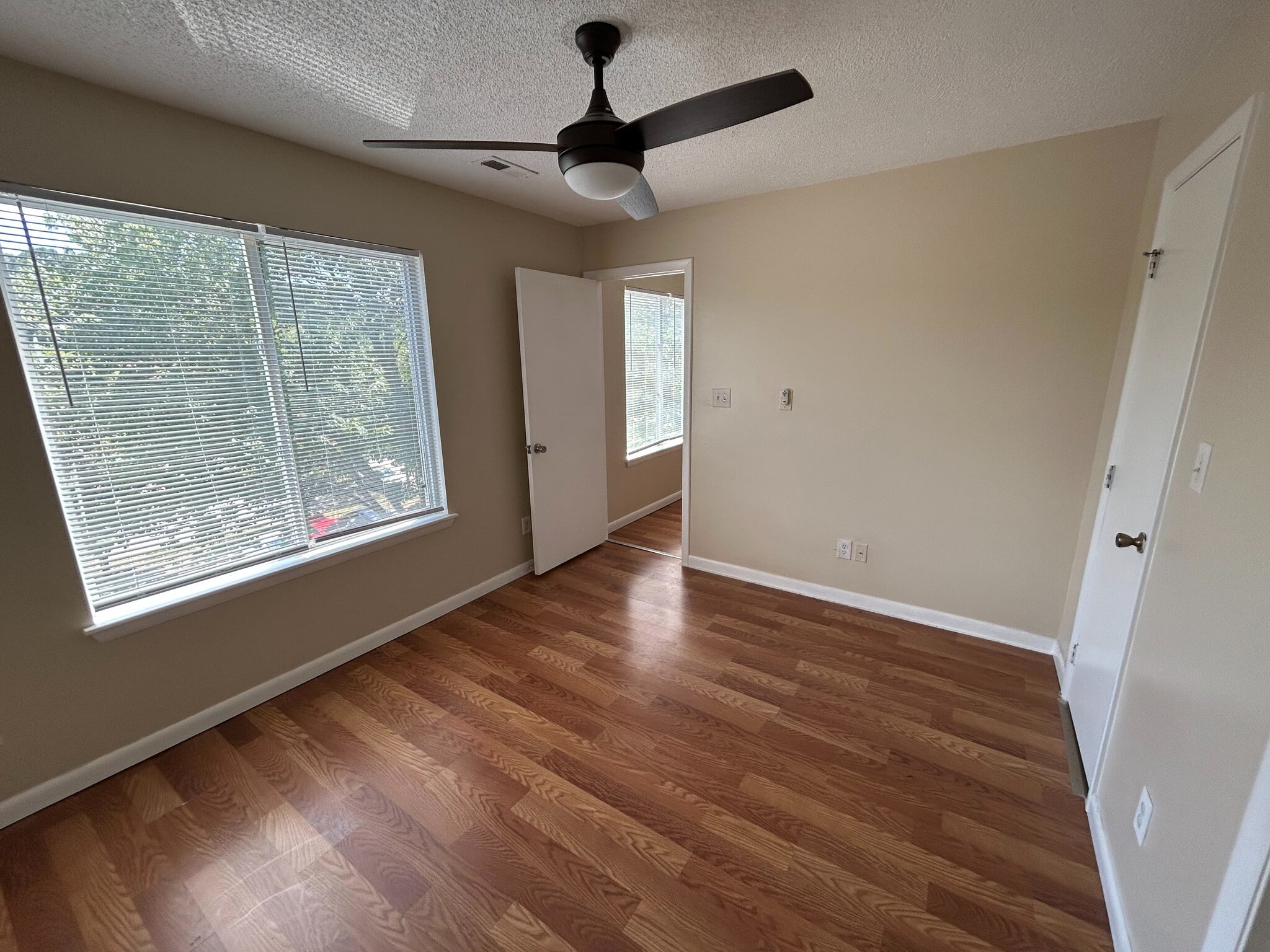Building Photo - Room in Apartment on University Ct