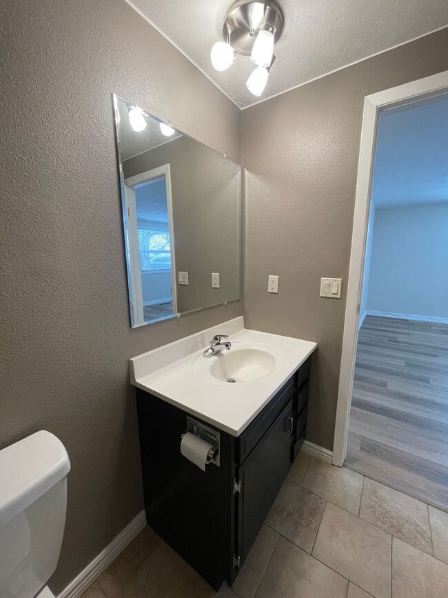Building Photo - Updated 3BD/2.5BA Westminster Home