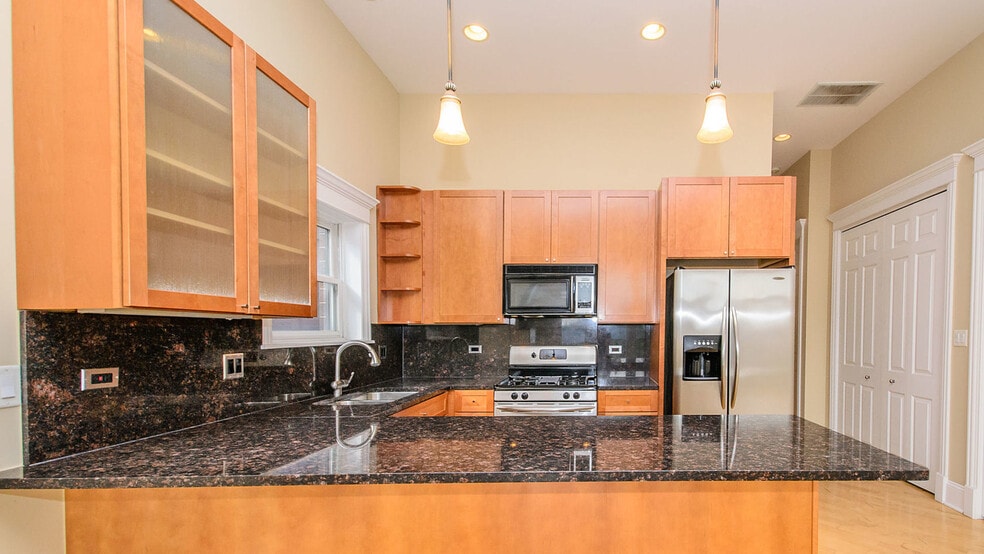 Building Photo - 1910 W Armitage Ave