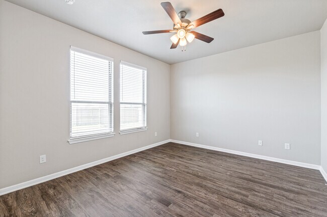 Building Photo - 1030 Lakeway Crossing Dr