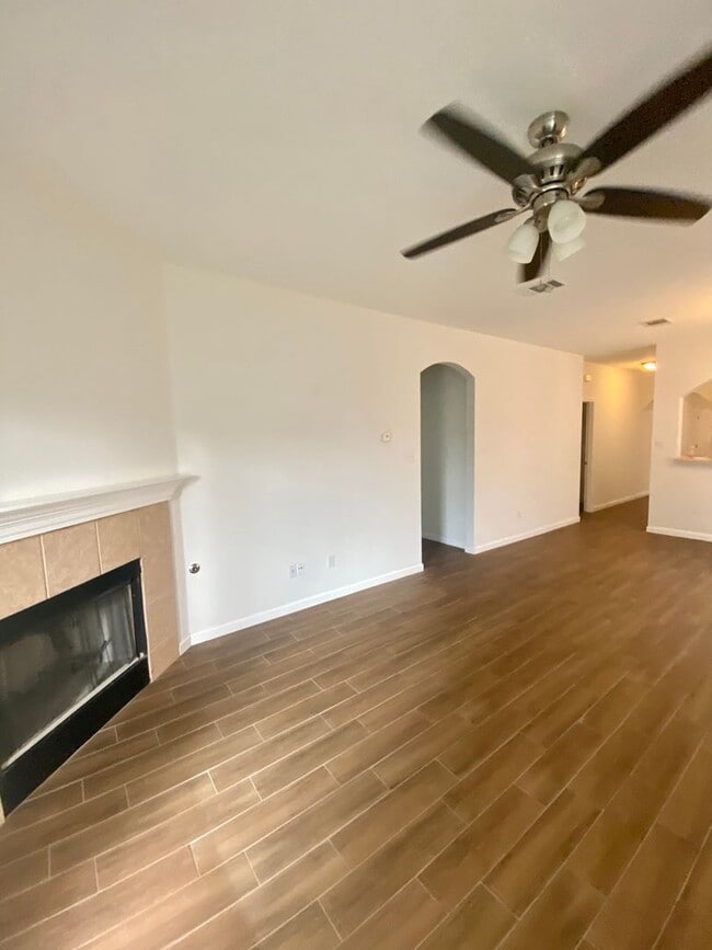 Building Photo - 804 N Creek Blvd