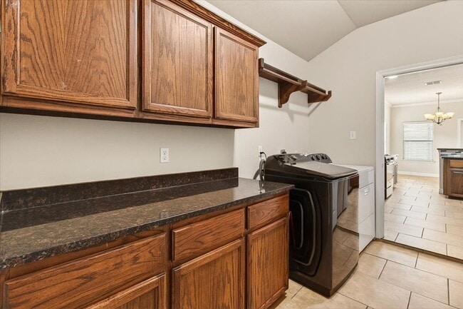 Building Photo - 6901 Anastasia Dr