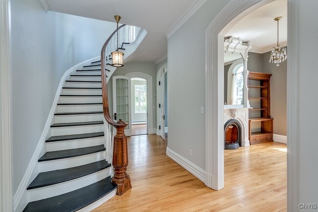 Building Photo - 160 Ten Eyck St