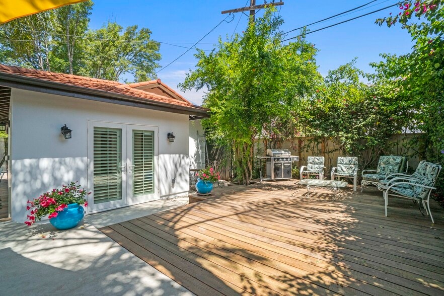 Building Photo - 4230 Van Nuys Blvd