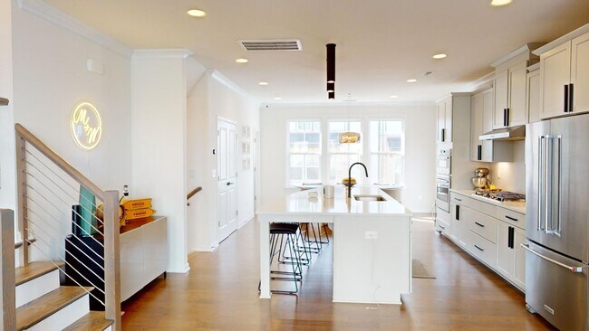 Building Photo - Beautiful Rooftop Terrace Townhome w/ gara...