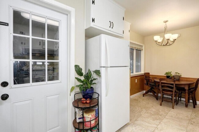 Building Photo - Beautiful Renovated 3/1 In Sacramento