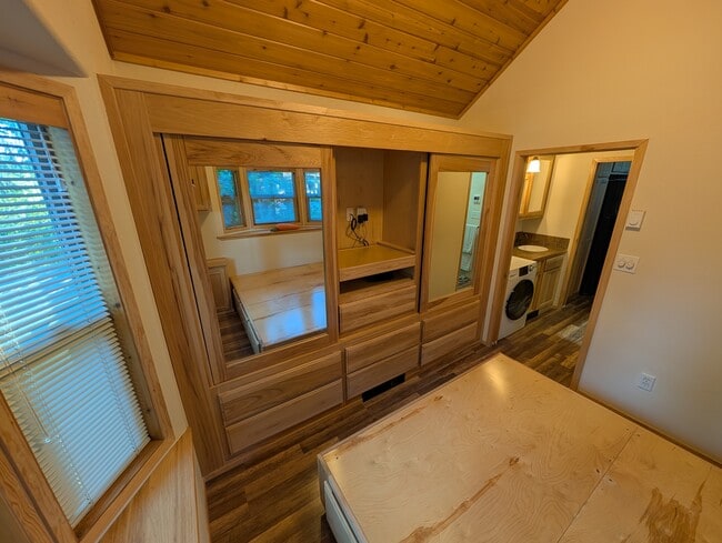 Building Photo - Private 1 bed/1 bath Cabin in gated resort with view of Rainier