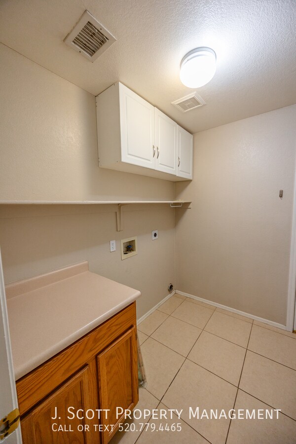 Building Photo - 7417 W Candelaria Dr