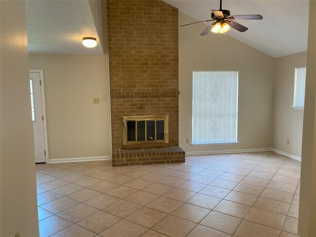 Building Photo - 4601 Reveille St
