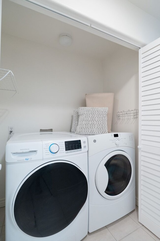 Building Photo - BEAUTIFUL 4 BED 3 BATH UNIT!!!!!