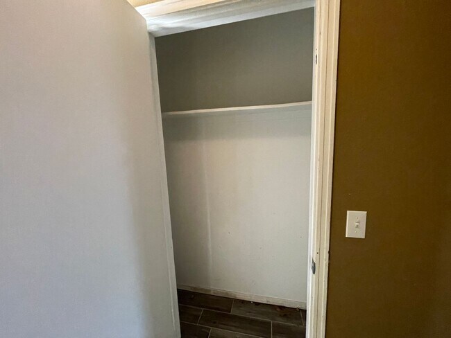 Building Photo - 3 Bed Duplex OKC