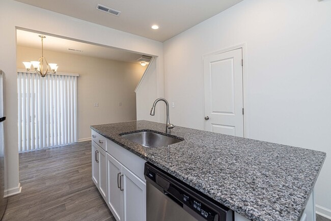Building Photo - BEAUTIFUL 2 Bedroom/2.5 Bath Townhome in MIDLAND -AVAILABLE LATE AUGUST 2026!