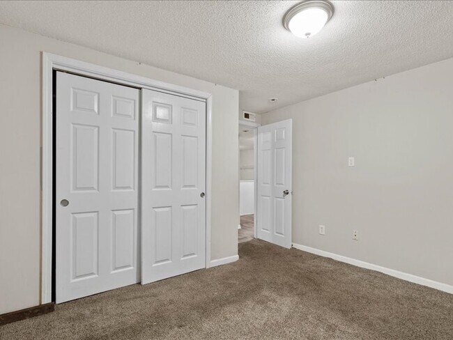 Building Photo - 10 W 98th St