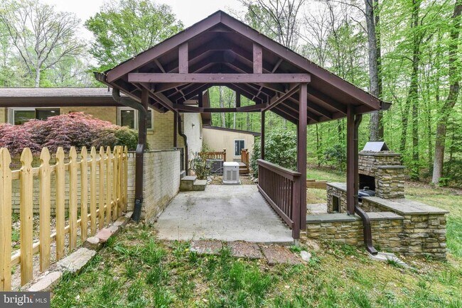 Building Photo - 7833 Willowbrook Rd