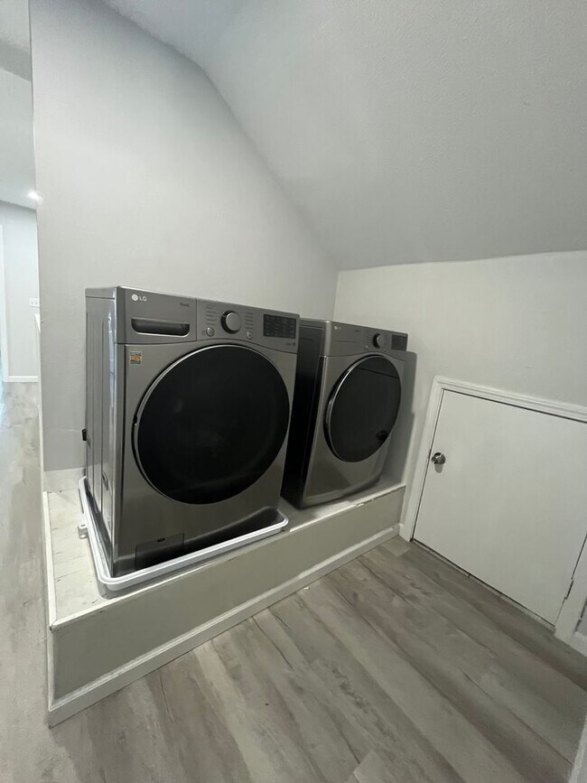 Building Photo - 8180001/85