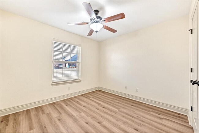 Building Photo - 103 NE Chicory Ln