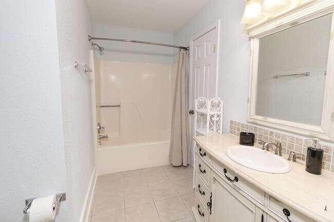 Building Photo - 206 Parkwood Cir