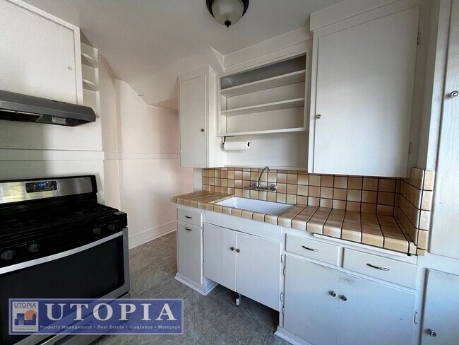 Building Photo - Charming 3 Bedroom, 1.5 Bathroom close to ...